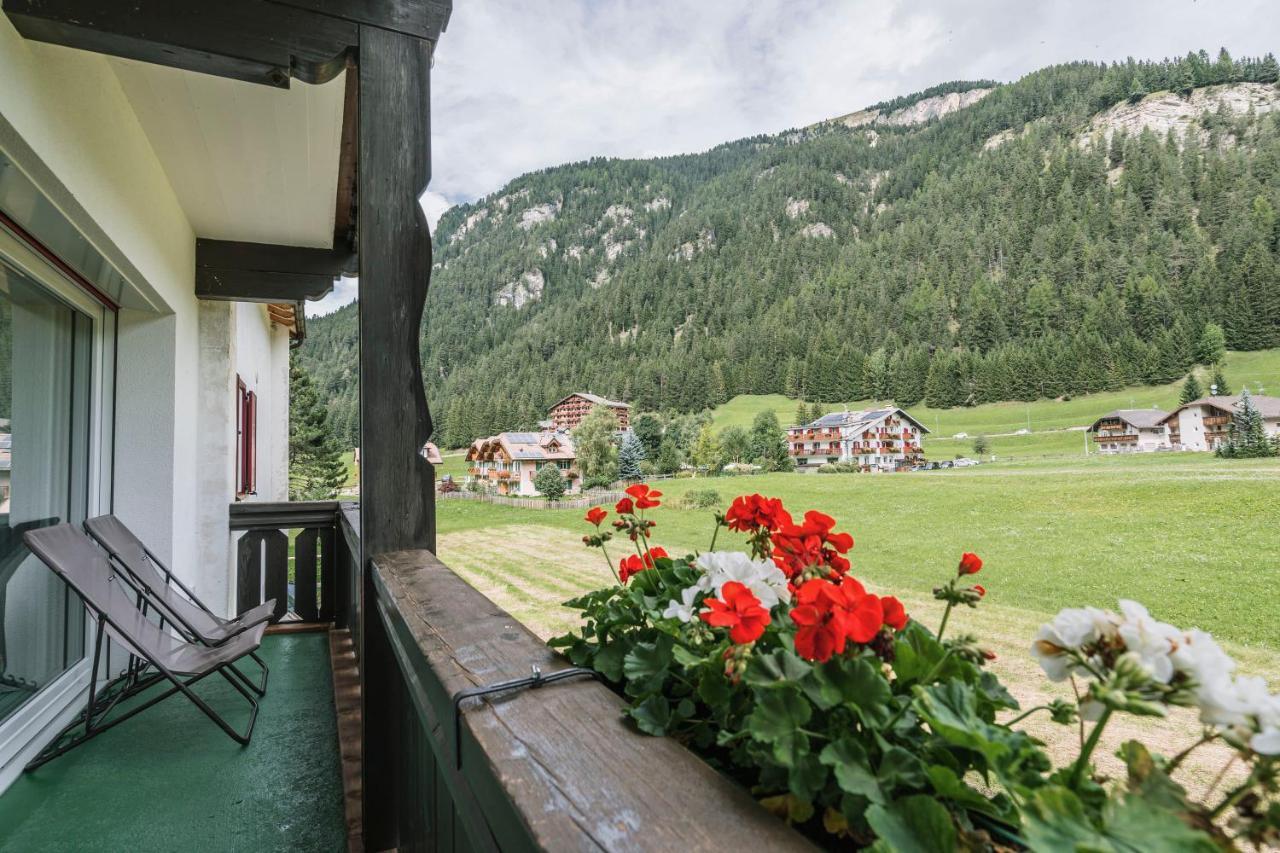Chalet Pineta Relax Location Canazei Bagian luar foto