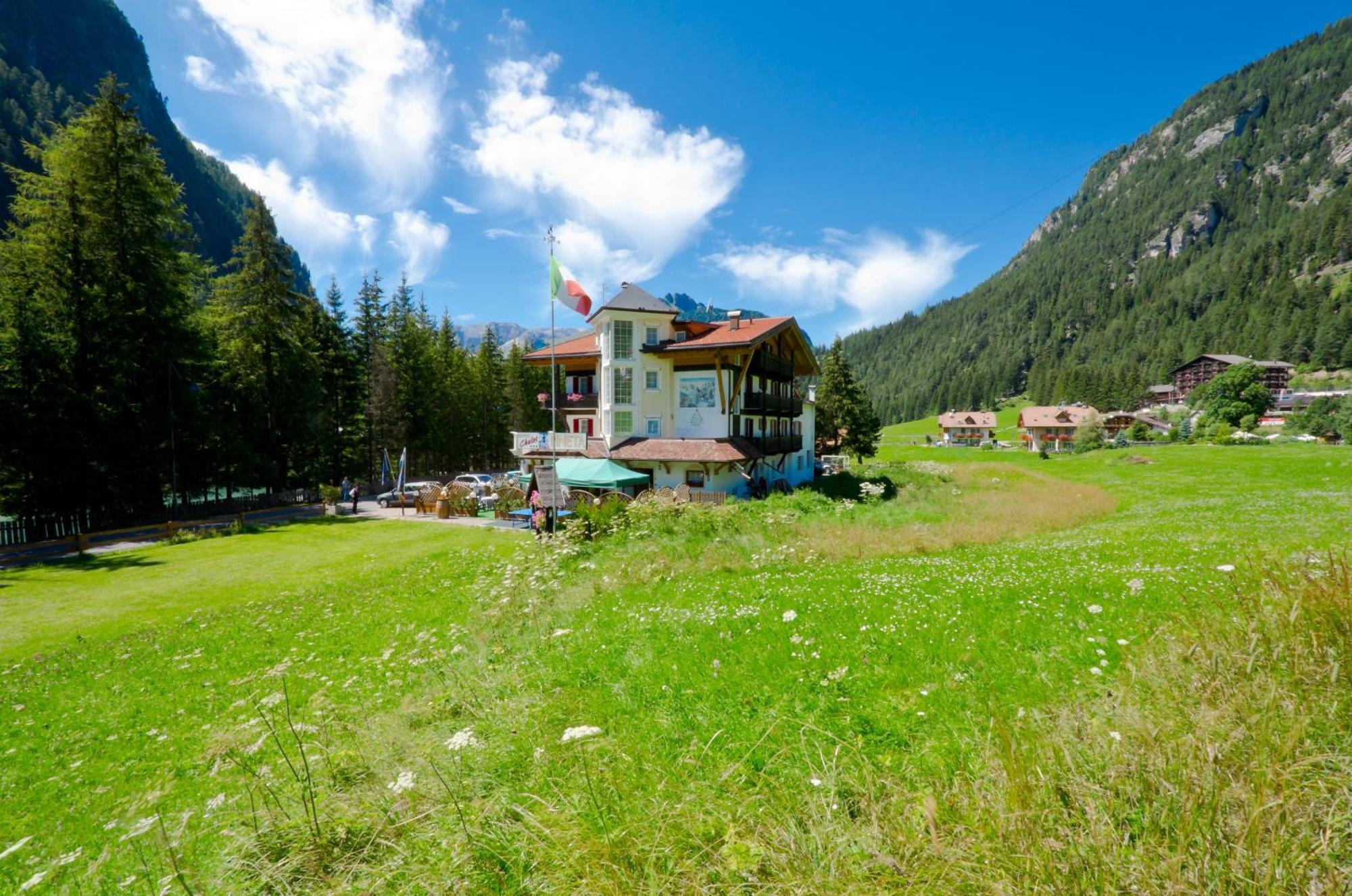 Chalet Pineta Relax Location Canazei Bagian luar foto